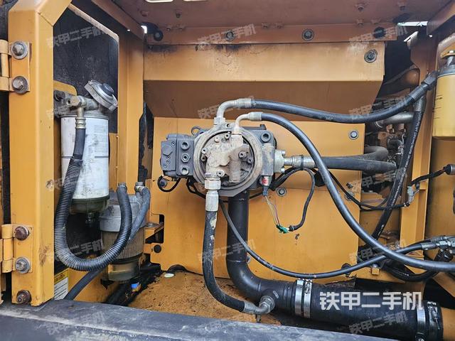 液压泵舱室正面整体（整机外观）