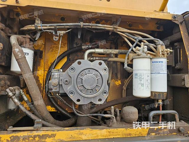 液压泵舱室正面整体（整机外观）