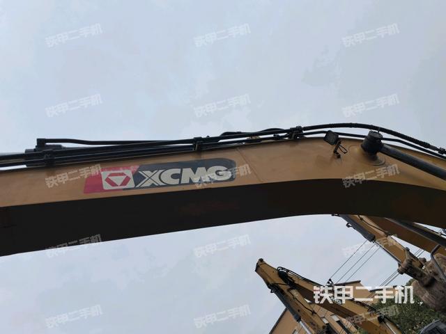 大臂油缸整体 竖拍（工作和回转装置）