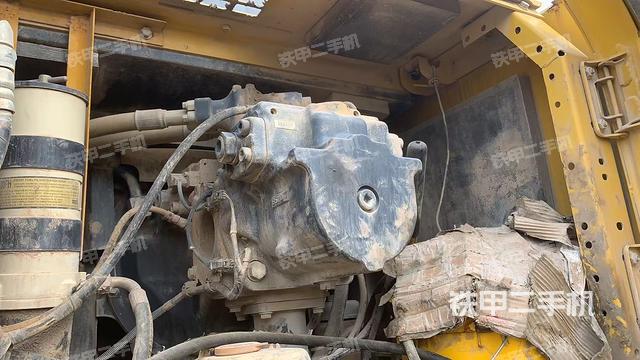 液压泵舱室正面整体（整机外观）