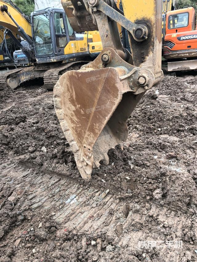 小臂整体左后（工作和回转装置）