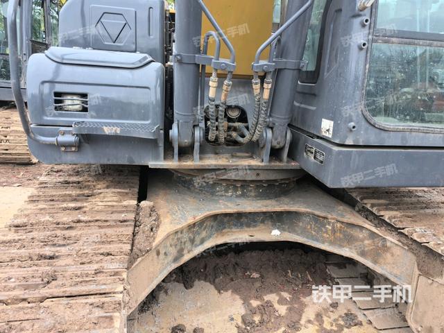 大臂油缸整体 竖拍（工作和回转装置）