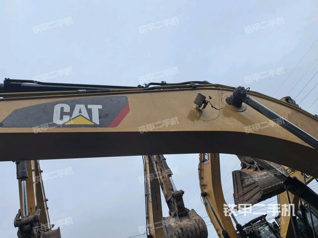 大臂油缸整体 竖拍（工作和回转装置）