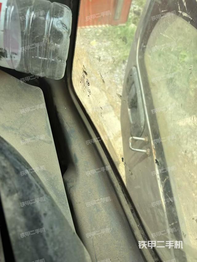 行走控制手柄和踏板 俯拍（驾驶室部分）