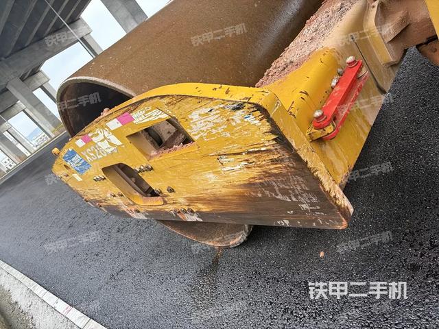 前輪右側(cè)減震塊連接及部件（壓路機(jī)前后車架）