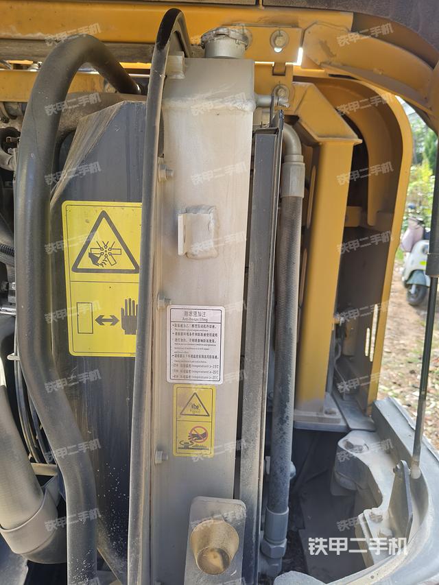 液压泵舱室正面整体（整机外观）