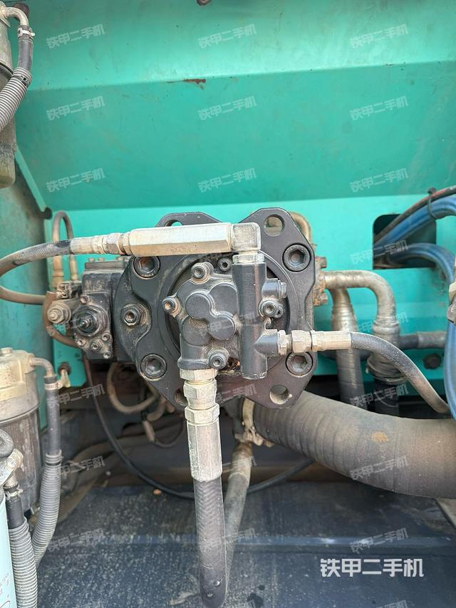 液压泵舱室正面整体（整机外观）