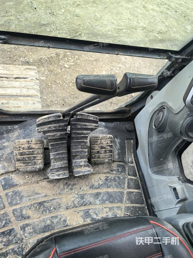 行走控制手柄和踏板 俯拍（驾驶室部分）