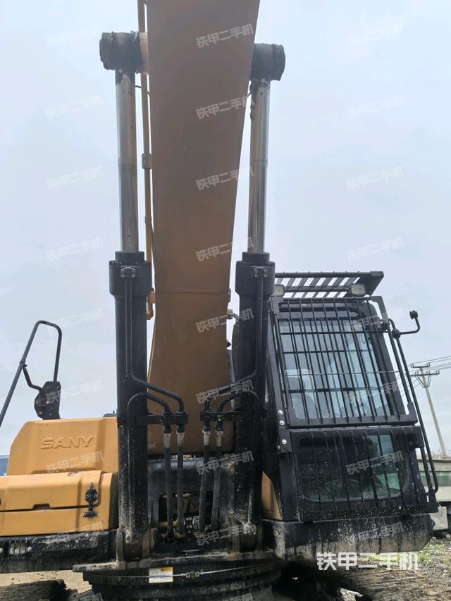 大臂油缸整体 竖拍（工作和回转装置）