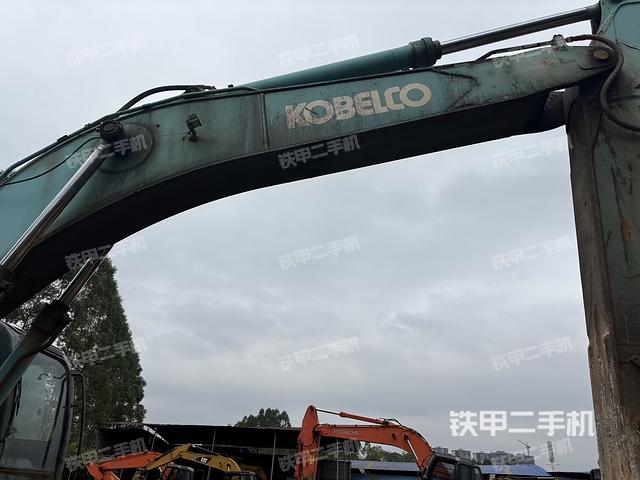 大臂油缸整体 竖拍（工作和回转装置）