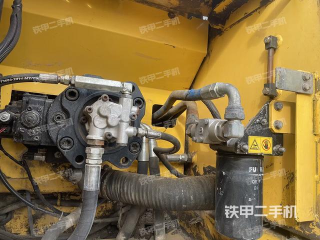 液压泵舱室正面整体（整机外观）