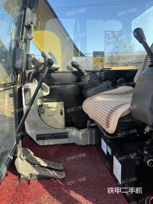 驾驶室顶部（整机外观）