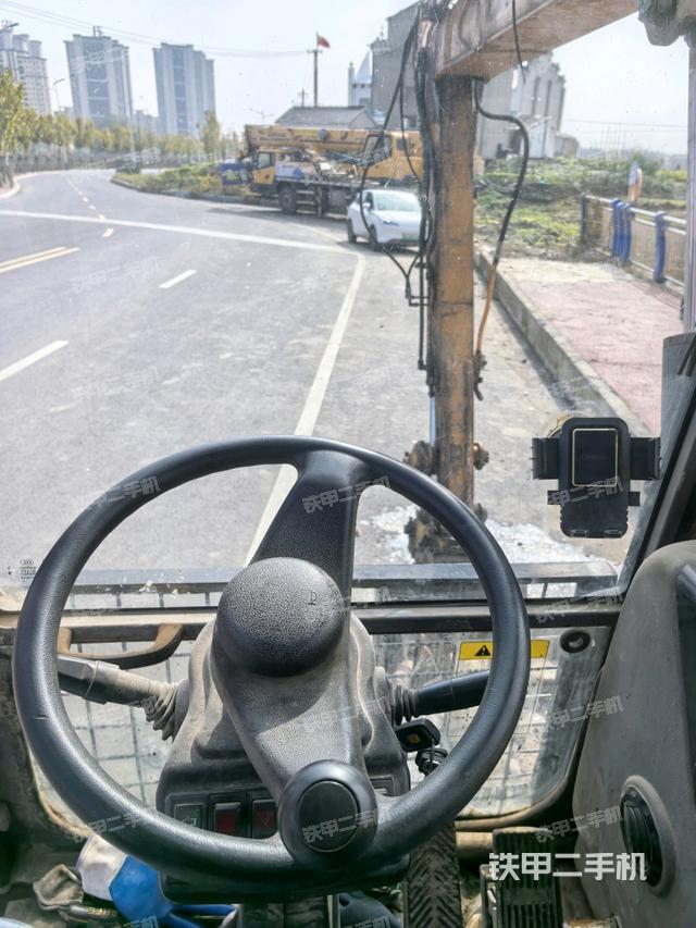 行走控制手柄和踏板 俯拍（驾驶室部分）