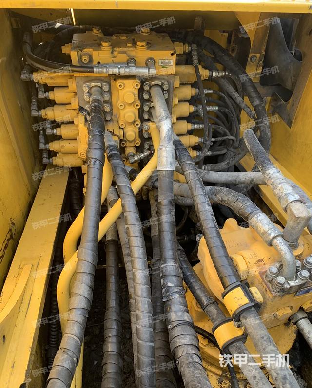 回转马达和主控阀（整机外观）