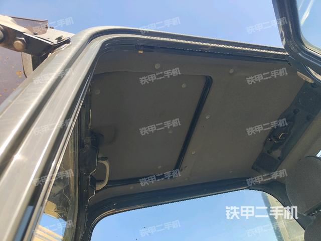 行走控制手柄和踏板 俯拍（驾驶室部分）