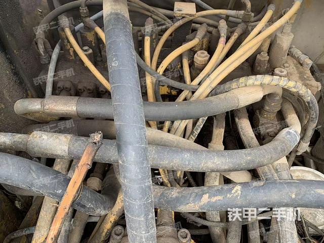 回转马达和主控阀（整机外观）