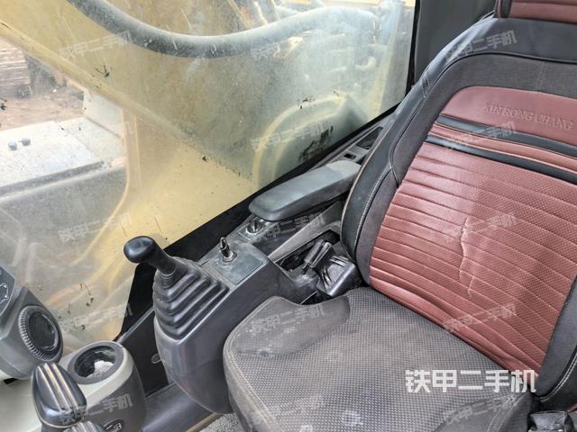 行走控制手柄和踏板 俯拍（驾驶室部分）