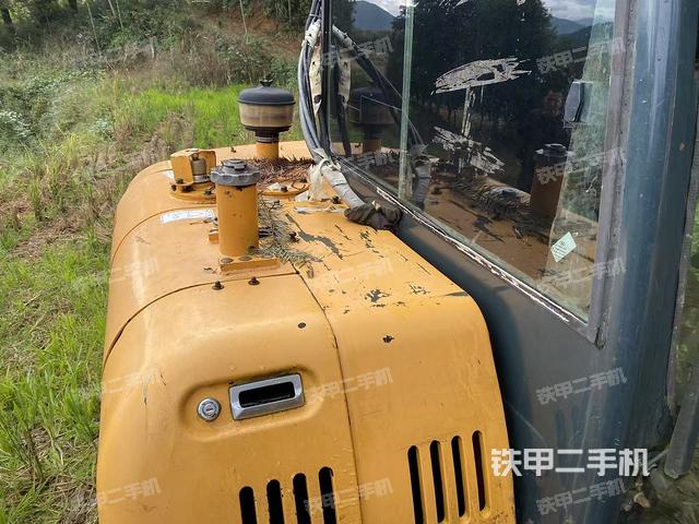 回轉(zhuǎn)馬達(dá)和主控閥（整機(jī)外觀）