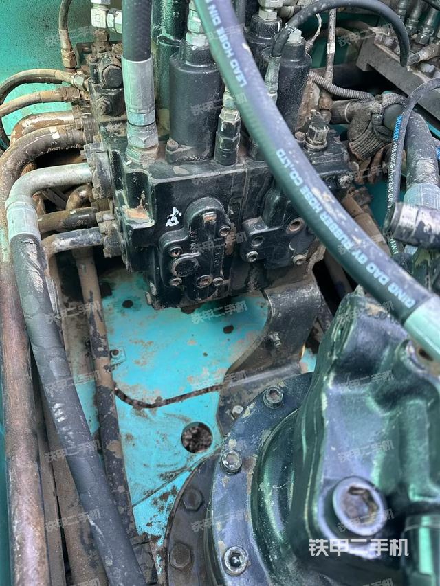 回转马达和主控阀（整机外观）