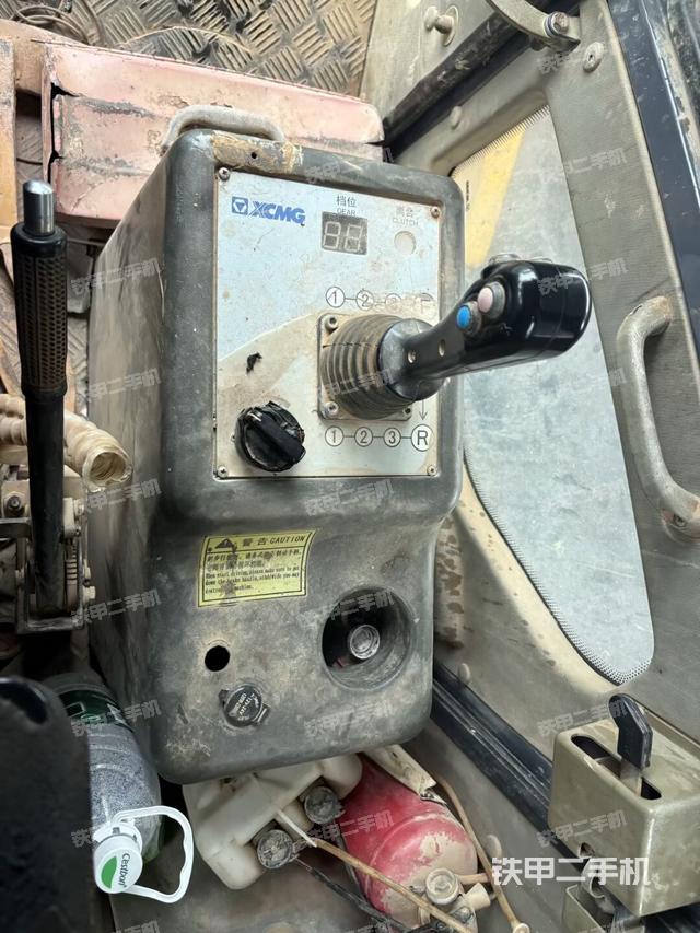 右側(cè)正面照（壓路機(jī)駕駛室）