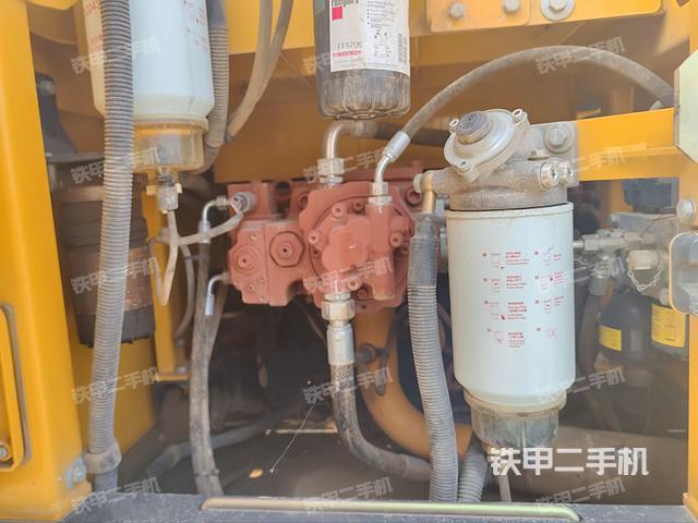 液压泵舱室正面整体（整机外观）