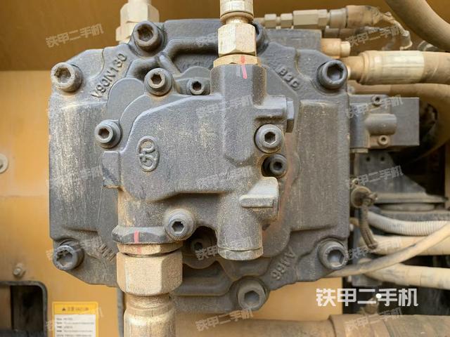 液压泵舱室正面整体（整机外观）