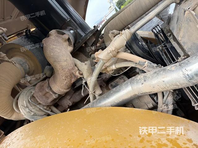 發(fā)動(dòng)機(jī)上部全景（壓路機(jī)發(fā)動(dòng)機(jī)艙）