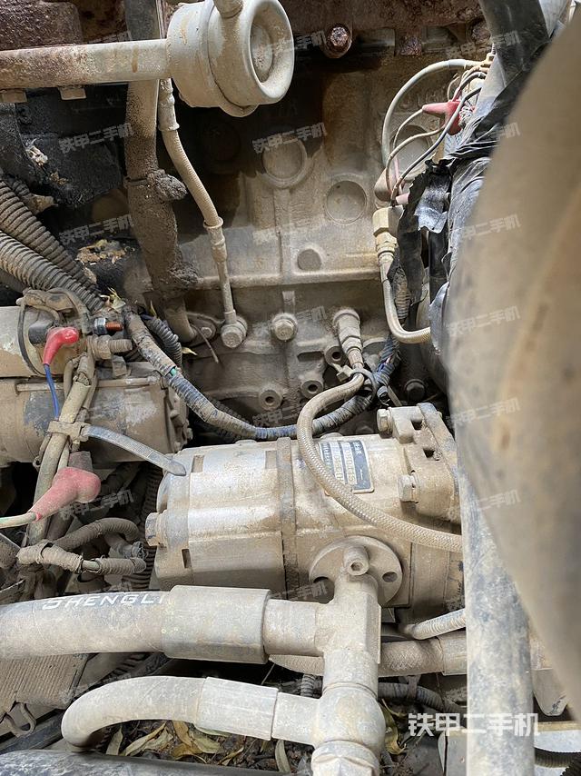 液压泵舱室正面整体（整机外观）