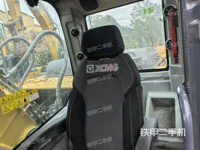 行走控制手柄和踏板 俯拍（驾驶室部分）