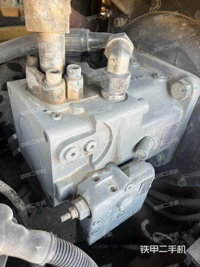 液压泵舱室正面整体（整机外观）