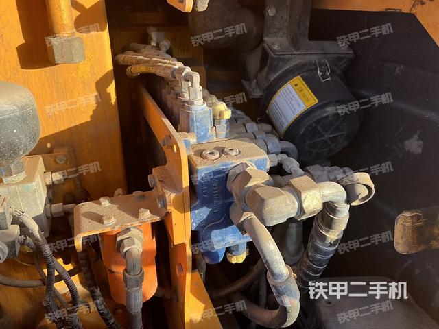 回转马达和主控阀（整机外观）