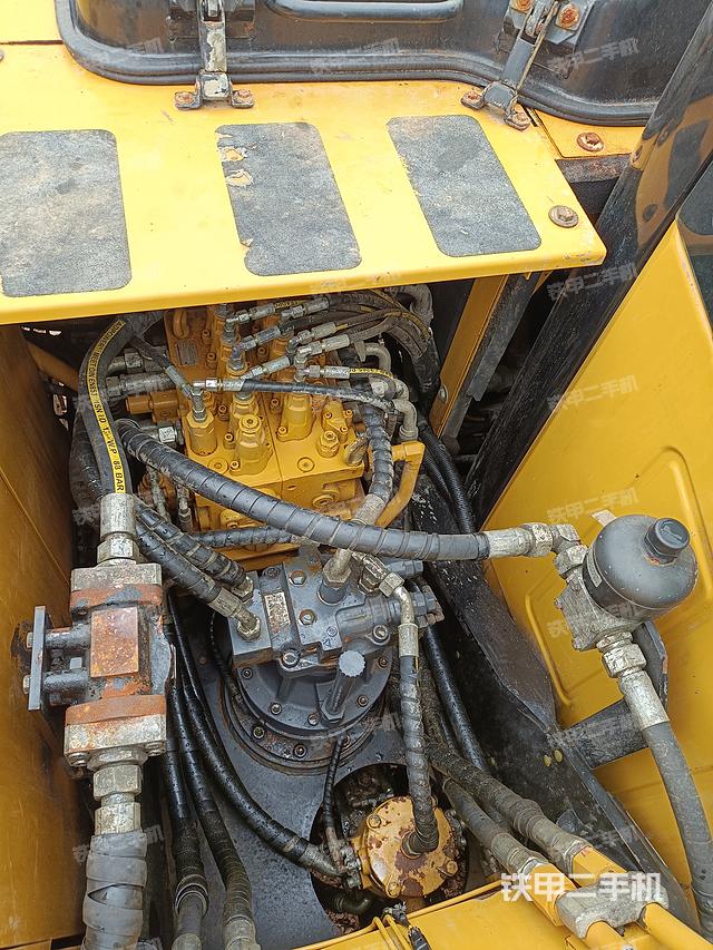 回转马达和主控阀（整机外观）