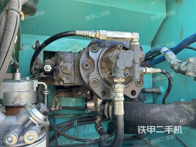 液压泵舱室正面整体（整机外观）