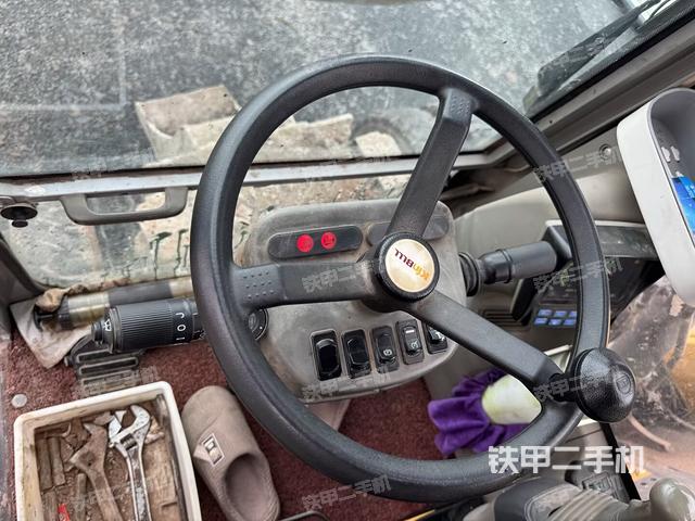 行走控制手柄和踏板 俯拍（驾驶室部分）