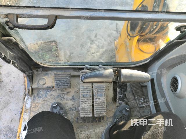 行走控制手柄和踏板 俯拍（驾驶室部分）