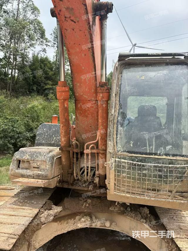 大臂油缸整体 竖拍（工作和回转装置）