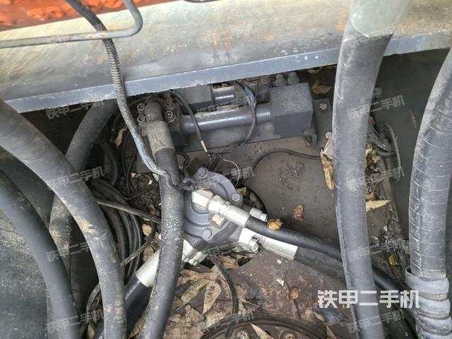 中央回转接头特写（上车部件）