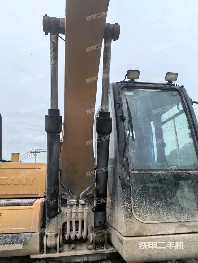 大臂油缸整体 竖拍（工作和回转装置）