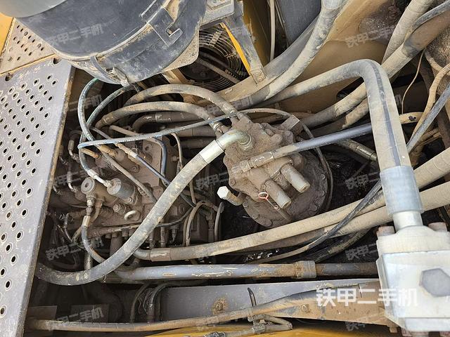 回转马达和主控阀（整机外观）