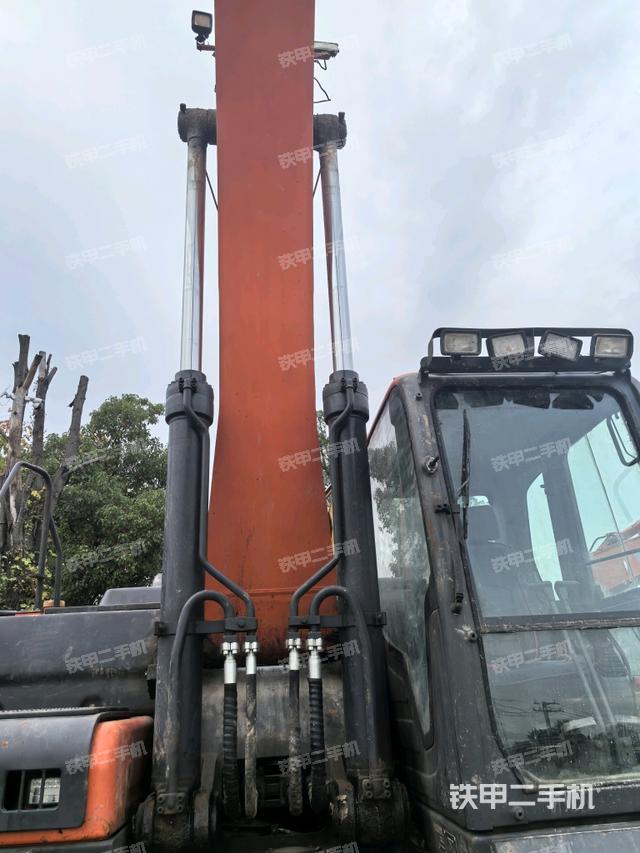 大臂油缸整体 竖拍（工作和回转装置）