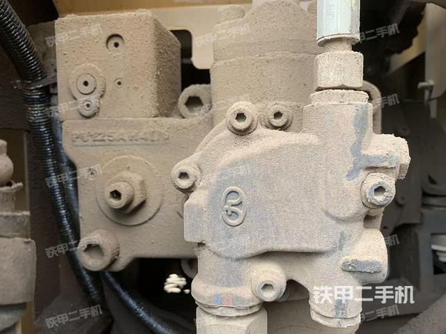 液压泵舱室正面整体（整机外观）