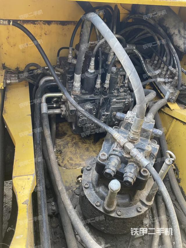 回转马达和主控阀（整机外观）