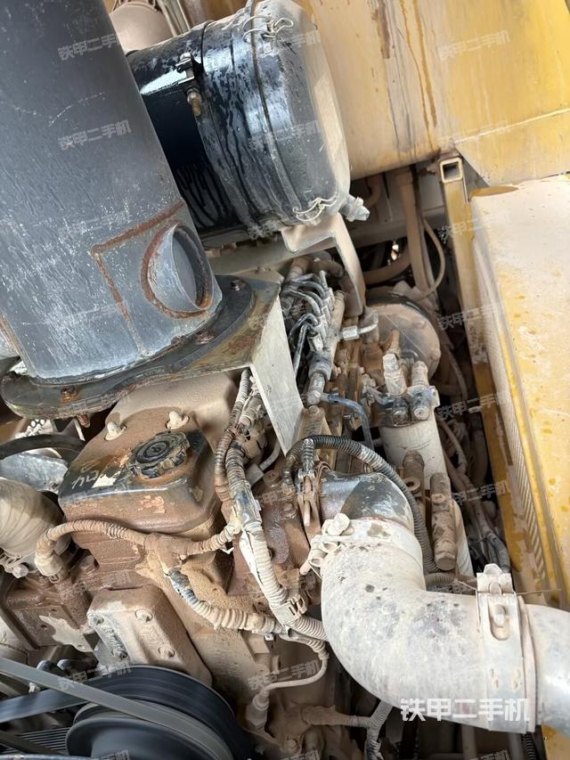 發(fā)動(dòng)機(jī)右側(cè)全景（壓路機(jī)發(fā)動(dòng)機(jī)艙）