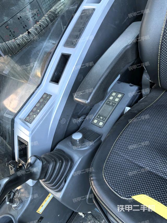 座椅右侧控制台/钥匙门/油门/含右手柄（驾驶室部分）