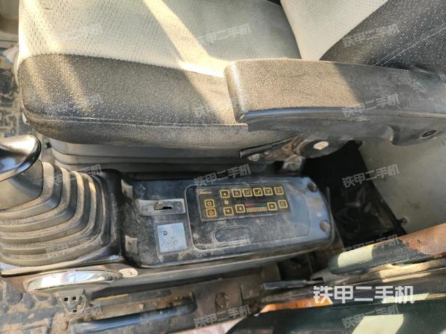 座椅左侧控制台/音响/含左手柄（驾驶室部分）