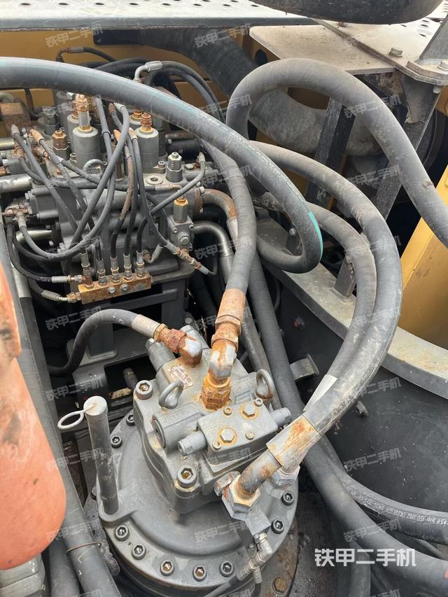 回转马达和主控阀（整机外观）