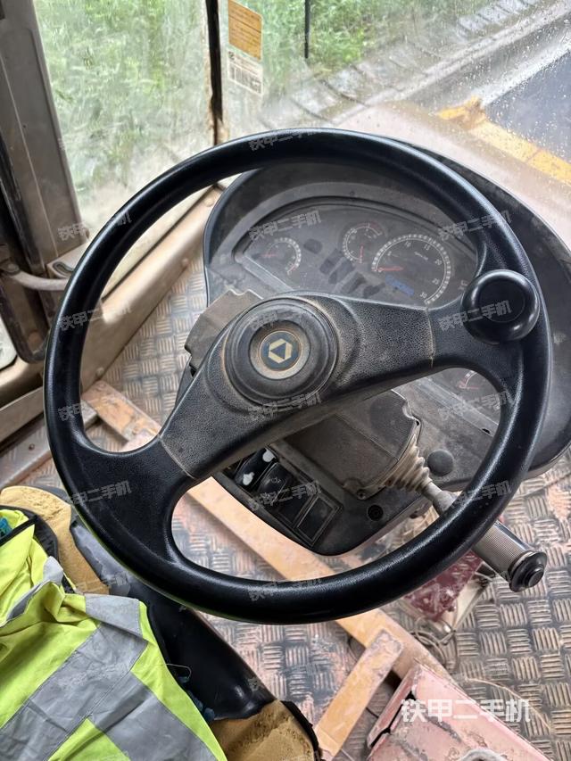 駕駛室側(cè)向上照全景（壓路機(jī)駕駛室）