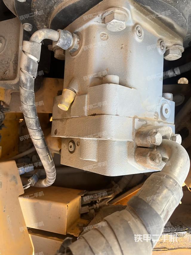 液压泵舱室正面整体（整机外观）