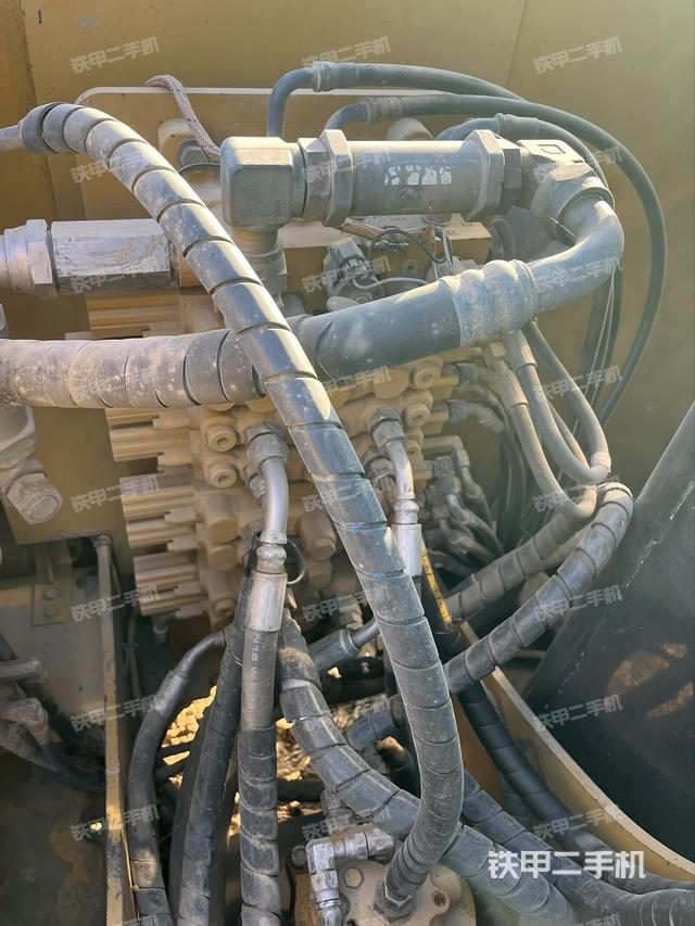 回转马达和主控阀（整机外观）