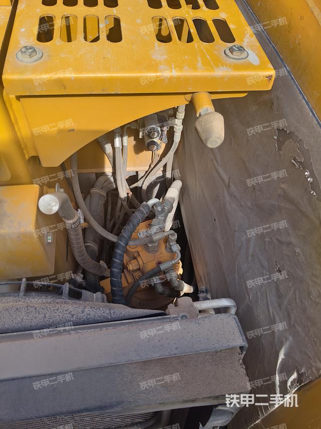 回转马达和主控阀（整机外观）